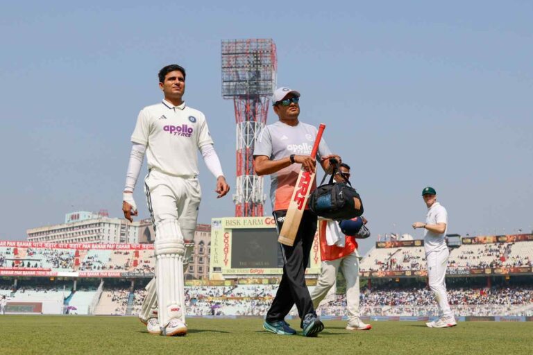 Shubman Gill: कोलकाता टेस्ट से बाहर हुए शुभमन गिल, गर्दन में ऐंठन के बाद अस्पताल में भर्ती